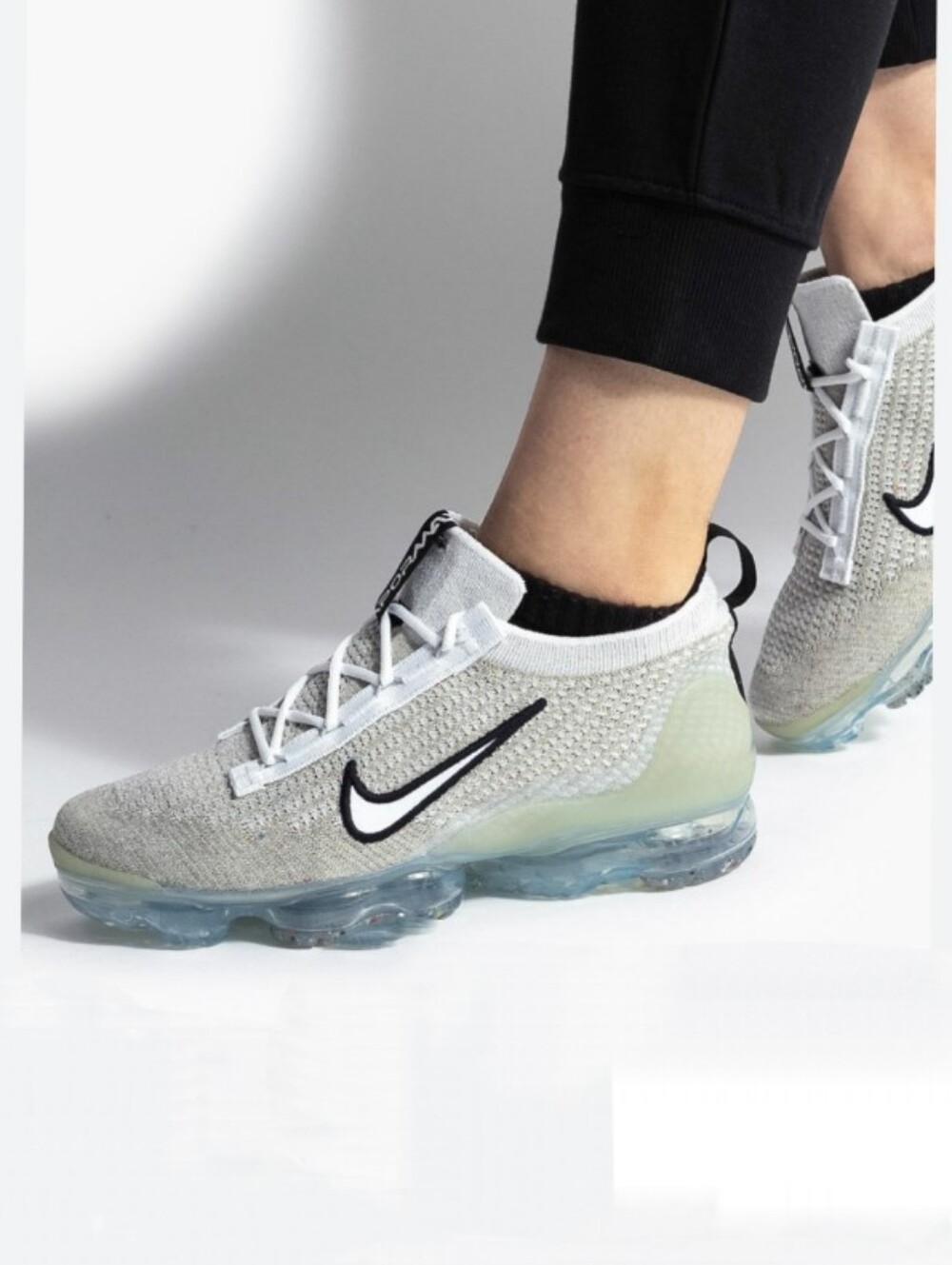 Nike Kids' White and Black Flyknit Air VaporMax Sneakers. Size 3.5Y, 35.5 EU, 22